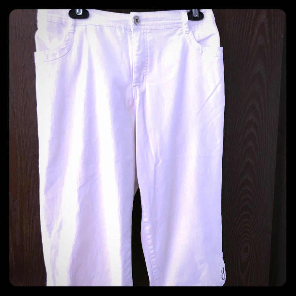 Capris white